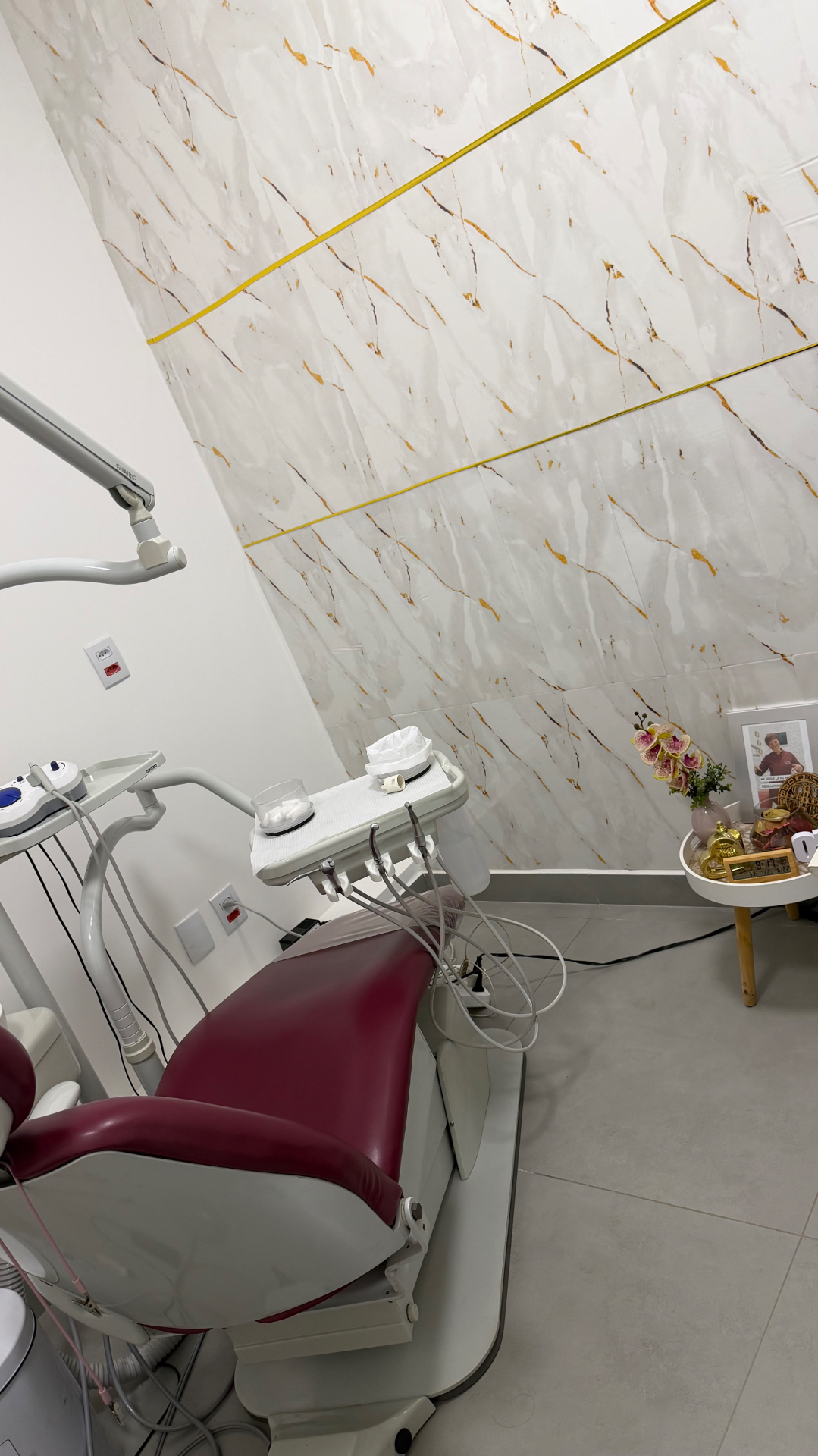 Sala de atendimento com cadeira odontológica